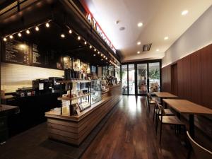 浦项浦项高丽良宵酒店的有桌椅和柜台的餐厅