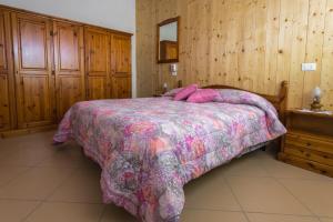 Fratta PolesineにあるDa Zio Gianni 2のベッドルーム1室(ピンクの掛け布団付きのベッド1台付)