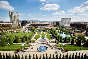 - une vue sur un parc avec une fontaine et des bâtiments dans l'établissement Hotel Ceramica, à Iaşi