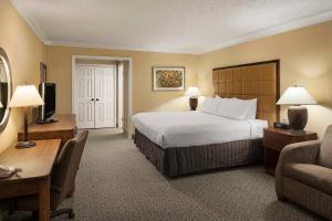 מיטה או מיטות בחדר ב-Crowne Plaza Louisville Airport Expo Center, an IHG Hotel