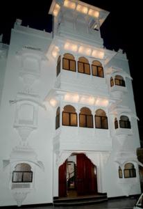 Hotel Bundi Haveli في بوندي: مبنى أبيض عليه أضواء