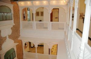 a model of a house with a balcony at Hotel Bundi Haveli in Būndi