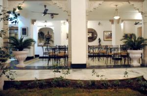 a dining room with tables and chairs in a building at Hotel Bundi Haveli in Būndi