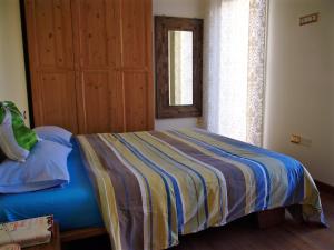 ヴィチェンツァにあるRiver Houseのベッドルーム1室(青いベッド1台、窓付)
