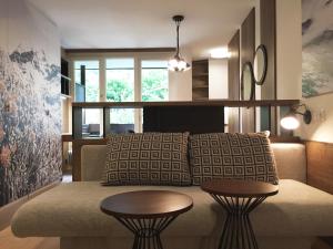 ein Wohnzimmer mit einem Sofa und 2 Tischen in der Unterkunft Sun Valley Apartment in Bad Hofgastein
