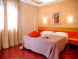 Postel nebo postele na pokoji v ubytování Hotel Diana