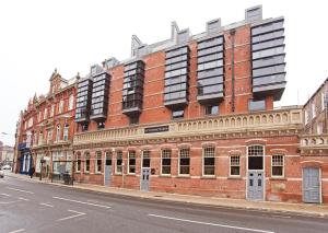 un gran edificio de ladrillo rojo en una calle de la ciudad en Saint Georges Keep, en York