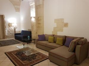 A seating area at La Dimora di Clary