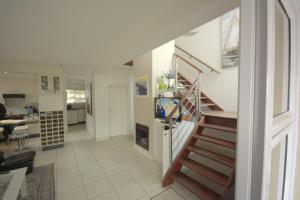 una sala de estar con una escalera que conduce a una cocina en B4 Waterfront, en Swakopmund