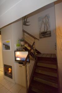 salon ze schodami z telewizorem i schodami w obiekcie B4 Waterfront w mieście Swakopmund