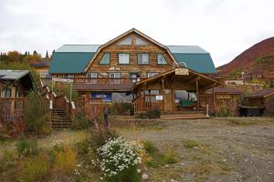 坎特韦尔Alpine Creek Lodge的一座带绿色屋顶的大型木制房屋