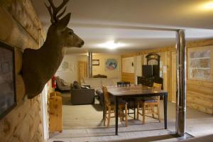 TV a/nebo společenská místnost v ubytování Alpine Creek Lodge