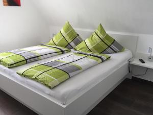 グレートジールにあるSkippersin2のベッド(緑と白の枕付)