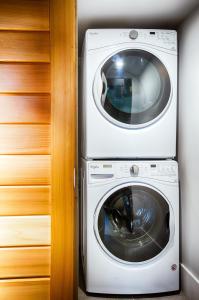 a dryer and a washing machine in a room at Les Lofts Champlain - Par Les Lofts Vieux-Québec in Quebec City