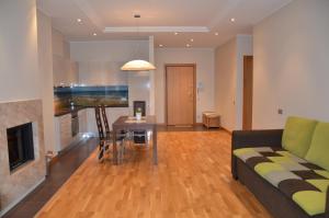una sala de estar con un sofá y una mesa en Kungu 25 OldTown & Free parking, en Riga