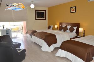 Postel nebo postele na pokoji v ubytování Kajaca Suite Hotel