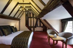 מיטה או מיטות בחדר ב-Prince Rupert Hotel