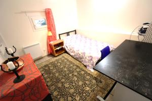 サン・ジェルマン・アン・レーにあるAppartement Attarkiの小さなベッドルーム(ベッド1台、テーブル付)