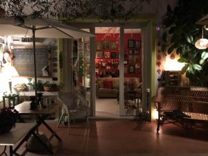 トッレ・デル・ラーゴ・プッチーニにあるCAFFELETTI friendly B&Bのリビングルーム(テーブル、傘付)