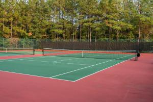 una pista de tenis con dos raquetas de tenis. en Pawley's True Blue en Pawleys Island