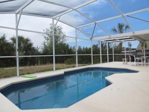 una piscina cubierta con techo de cristal en Westridge Pool Home en Davenport