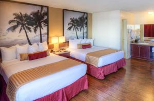 a hotel room with two beds and a kitchen at Kings Inn Anaheim at The Park & Convention Center in Anaheim