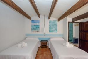 Postel nebo postele na pokoji v ubytování Binibeca Beach Villas + 37 fotografií