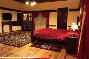 En eller flere senger på et rom på Guest House Bujtina Leon