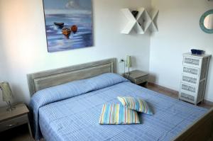 ラ・マッダレーナにあるAppartamento Residence Weberのベッドルーム1室(枕2つ付)