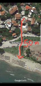 une vue aérienne sur un parking avec une route rouge dans l'établissement Seaside Apartments & Rooms Kampouri, à Stomio