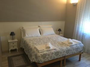 A bed or beds in a room at La Terrazza sul Naviglio B&B