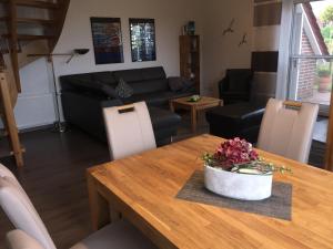 ein Wohnzimmer mit einem Tisch und einem Sofa in der Unterkunft Skippersin4 in Greetsiel