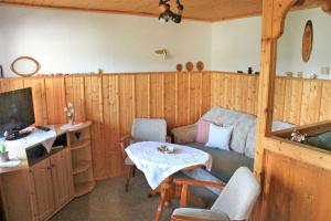 Ein Sitzbereich in der Unterkunft Ferienhaus Clausnitz ERZ 071