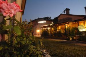 Hotel Scaldaferro في Sandrigo: مبنى أمامه وردة وردية