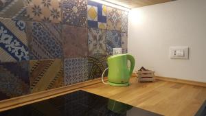 トラーパニにあるCasa Maierの緑のコーヒーメーカー(室内の木製カウンターに座る)