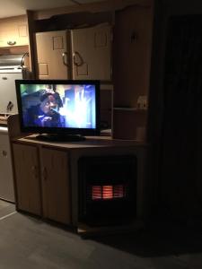 4 bedroom caravan ingoldmells skegnessにあるテレビまたはエンターテインメントセンター