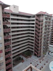 una vista aérea de un gran edificio de apartamentos en Apartamento Batuco Rivas Vicuña, en Santiago