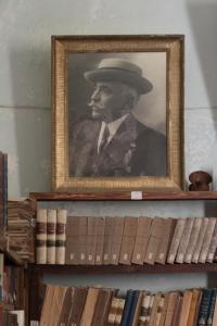a painting of a man in a hat on a shelf at Palazzo Laura in Morciano di Leuca