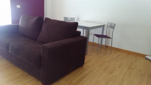 salon z kanapą i stołem w obiekcie Apartamento Gallego VUT-PO-02510 w mieście Sanxenxo