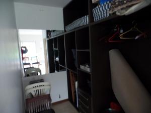 um quarto com um armário com armários pretos em Las Acacias em Plottier
