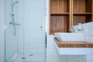 La salle de bains est pourvue d'un lavabo et d'une douche. dans l'établissement Hotel Active, à Szczecinek