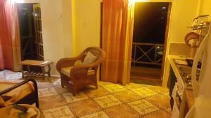 una camera con una sedia, un tavolo e una finestra di Lillibets a Castara