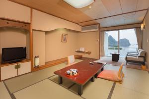 TV a/nebo společenská místnost v ubytování Dogashima Onsen Hotel