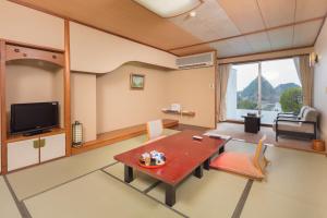TV a/nebo společenská místnost v ubytování Dogashima Onsen Hotel