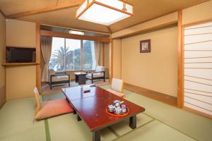 TV a/nebo společenská místnost v ubytování Dogashima Onsen Hotel