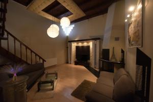 un soggiorno con divano e camino di H & V Residence - Split Level Apartment a Arad
