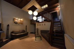 Ένα ή περισσότερα κρεβάτια σε δωμάτιο στο H & V Residence - Split Level Apartment +20 φωτογραφίες