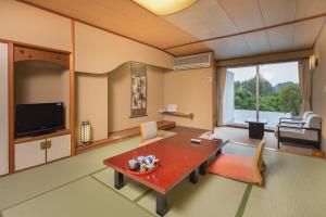 TV a/nebo společenská místnost v ubytování Dogashima Onsen Hotel