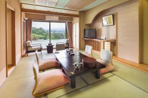 TV a/nebo společenská místnost v ubytování Dogashima Onsen Hotel