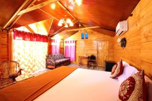 a bedroom with a bed and a couch in a room at Agonda Holiday Home in Agonda